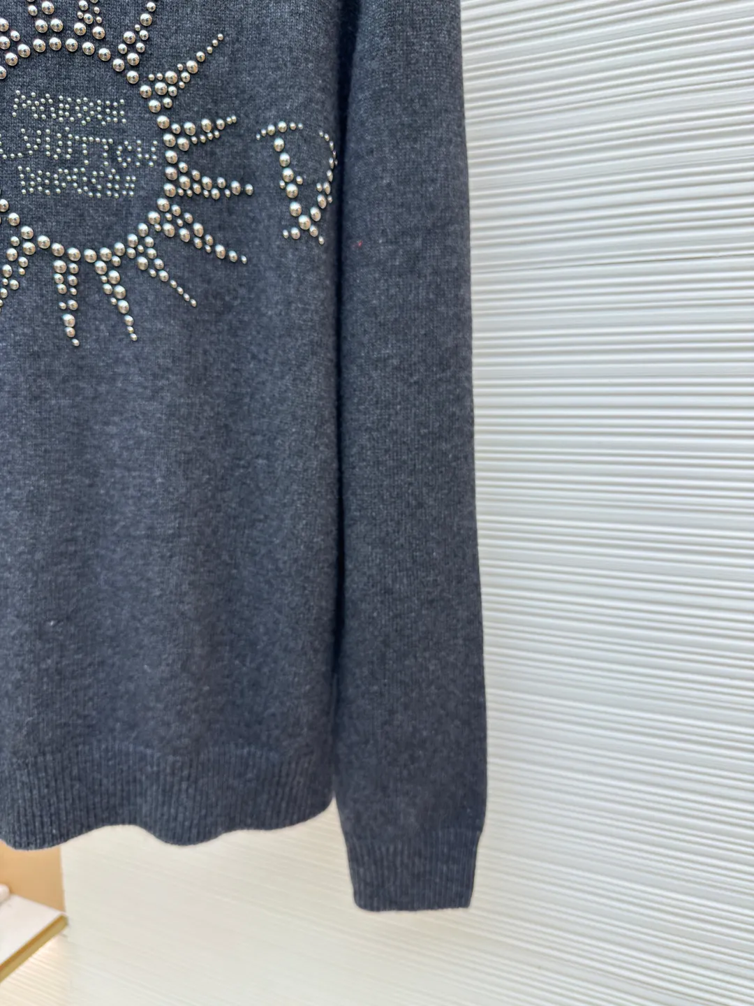 LOUIS VUITTON Sun-permed woolen sweater ●Authentic product: Purchased and developed at 16600 ●Item No.: 1680608-B70 ●Fabric: wool fabric ●Technology: Perm-perm production ●Version: Fitted version ●Weight: about 645 grams ●Size: XS-S-M-L ●Description: Zhenpin goat hair is woven, and the woolen wool fabric has very good thermal insulation properties. Due to the natural warmth of the wool fiber, the woolen wool fabric can stay warm in the cold winter; in addition, the woolen wool fabric has good breathability, even in a humid environment. You won’t feel stuffy. Secondly, woolen wool fabrics are also very soft and comfortable. Due to the natural softness of wool fibers, woolen wool fabrics are very soft to the touch and very comfortable to wear. Also, the texture of woolen wool fabrics is also very soft and will not irritate the skin. This ironing drill is extremely heavy-duty. There are 6 groups of beads of different sizes on it, so it is particularly easy to move. The overall workmanship is very complex. Heat-capacitive glue is added to the embroidery. It needs to be hot-glued to ensure quality. The checkerboard pattern needs to be positioned so it is fast. Each process of the whole dress is slow and time-consuming. The overall wiring is straight and delicate, the fabric is comfortable and soft, and the color is consistent without color difference. It can be matched with the same style to create a fashionable look and control various occasions. Customized accessories, complete three standards, the same style for men and women!